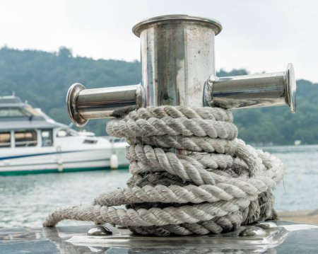 Téléchargez les photos : Mooring post on small boat on beautiful green water - en image libre de droit