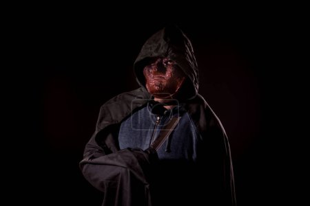 Téléchargez les photos : Tueur effrayant dans le masque tenant couteau - en image libre de droit