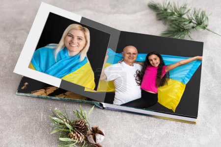 Foto de Archivo de fotos de la familia guardado en el libro de fotos de diseño brillante brillantes recuerdos de verano colocados en el libro de fotos. familia con bandera de Ucrania - Imagen libre de derechos