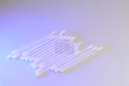 Foto de Hisopos de algodón para la higiene de los oídos y otros - Imagen libre de derechos