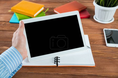 Foto de Empresario con una tableta, trabaja en la oficina - Imagen libre de derechos