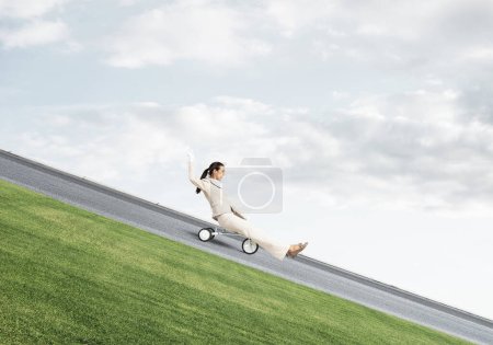 Téléchargez les photos : Belle femme heureuse chevauchant la descente - en image libre de droit