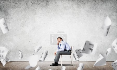 Foto de Joven hombre de negocios sentado en una silla de oficina - Imagen libre de derechos