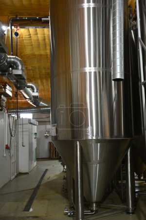 Foto de Foto de grandes tanques de acero inoxidable para la producción de cerveza - Imagen libre de derechos