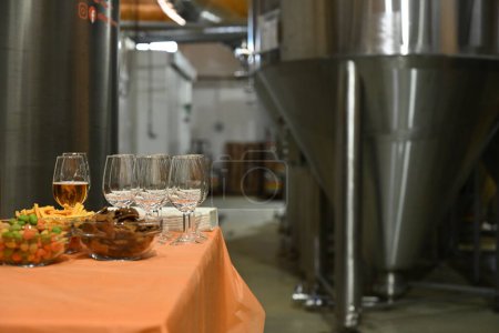 Téléchargez les photos : Photo de verres en verre sur une table pour la dégustation à une production de bière - en image libre de droit
