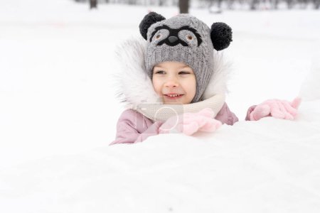 Téléchargez les photos : "mignonne petite fille caucasienne avec des sculptures de glace" - en image libre de droit
