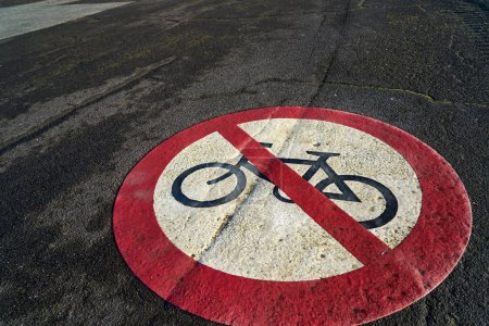 Téléchargez les photos : Un symbole No Cycling sur le sol - en image libre de droit