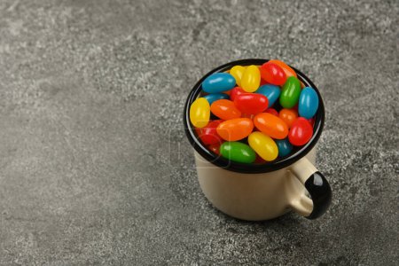 Foto de "Multicolor jelly beans in mug on table" - Imagen libre de derechos