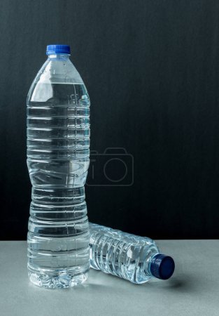 Téléchargez les photos : Deux bouteilles en plastique remplies d'eau minérale - en image libre de droit