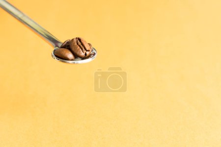 Foto de Granos de café en cucharadita - Imagen libre de derechos