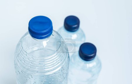 Téléchargez les photos : Trois bouteilles vides en plastique avec bouchons bleus - en image libre de droit