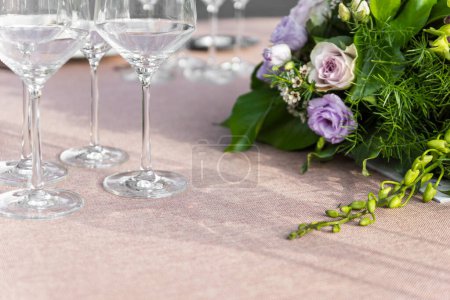 Téléchargez les photos : Table décorée pour mariage - en image libre de droit