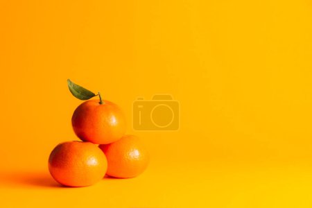 Téléchargez les photos : Toile de fond créative abstraite. mandarines avec fond orange - en image libre de droit