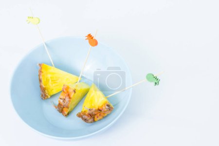 Téléchargez les photos : Brochettes d'ananas vue de fond - en image libre de droit