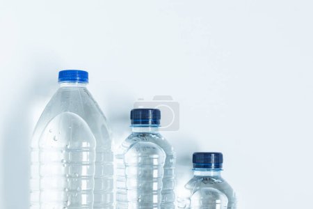 Foto de Tres botellas de plástico llenas de agua mineral desde arriba - Imagen libre de derechos