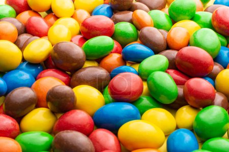 Foto de Coloridas bolas de chocolate crujiente primer plano - Imagen libre de derechos