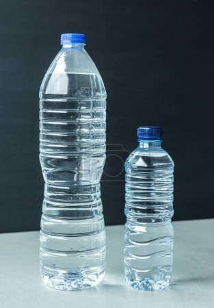 Téléchargez les photos : Deux bouteilles d'eau en plastique fond noir - en image libre de droit