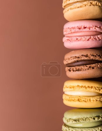 Téléchargez les photos : Dessert sucré, biscuits aux macarons colorés - en image libre de droit