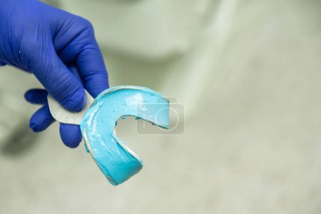 Téléchargez les photos : Moule rempli d'alginate bleu pour l'impression dentaire - en image libre de droit