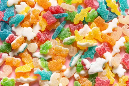 Foto de Judías de gelatina de color animal con azúcar ocupando toda la imagen - Imagen libre de derechos
