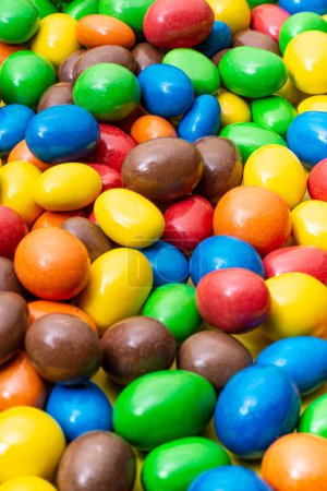 Foto de Bolas de chocolate crujientes de color que ocupan toda la imagen - Imagen libre de derechos