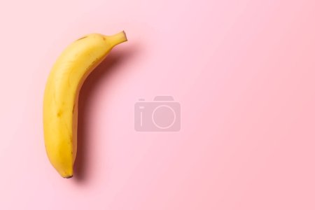 Téléchargez les photos : Une seule banane sur fond rose - en image libre de droit