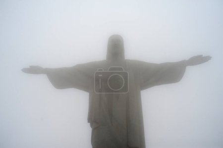 Foto de Rio de janeiro Jesús escultura en el clima de niebla - Imagen libre de derechos