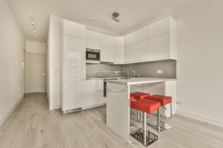 Téléchargez les photos : "A corner kitchen and a dining area in bright colors" - en image libre de droit