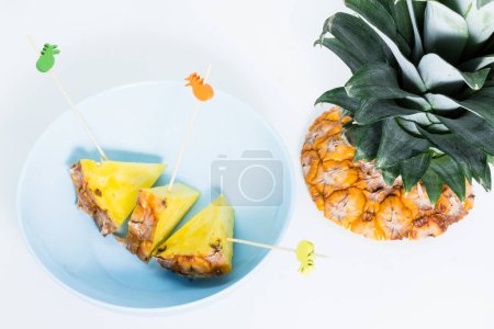 Téléchargez les photos : "Brochettes d'ananas pelées et coupées en triangles" - en image libre de droit
