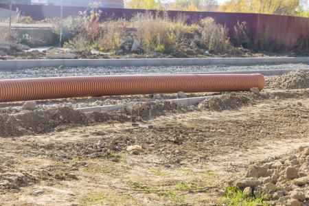 Téléchargez les photos : "Préparation pour la pose du tuyau d'égout souterrain pendant la reconstruction de la route" - en image libre de droit