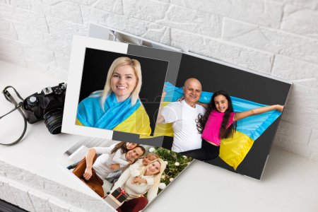 Téléchargez les photos : Archives de photos de famille enregistrées dans le livre photo brillamment conçu souvenirs d'été lumineux placés dans le livre photo. famille avec drapeau de l'ukraine" - en image libre de droit