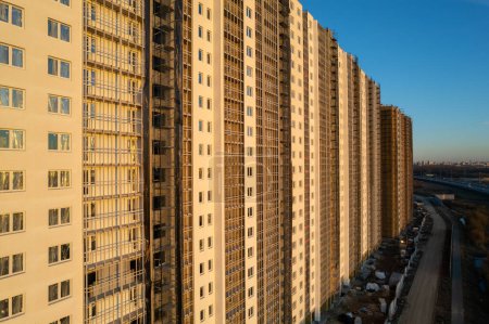 Téléchargez les photos : "vide immeuble d'appartements inachevé en béton près de la route de bas en haut vue" - en image libre de droit