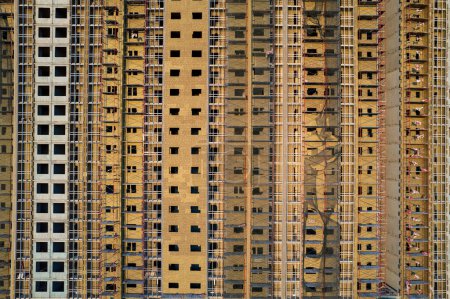 Téléchargez les photos : "bâtiment inachevé en construction fenêtres vides immeuble d'appartements en béton dans la métropole" - en image libre de droit