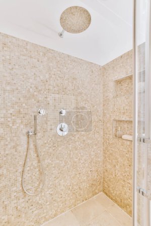 Téléchargez les photos : "Bathroom in a modern and cozy house" - en image libre de droit
