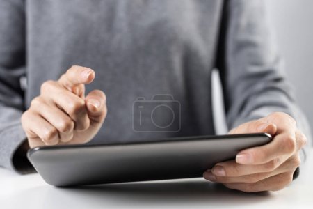 Téléchargez les photos : "Femme utilisant un ordinateur tablette pour le trading en actions
" - en image libre de droit