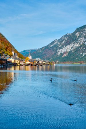 Foto de Hallstatt en los Alpes, Vista de la ciudad vieja junto al lago, Austria - Imagen libre de derechos