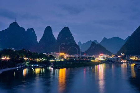 Téléchargez les photos : "Yangshuo ville illuminée dans la soirée, Chine
" - en image libre de droit