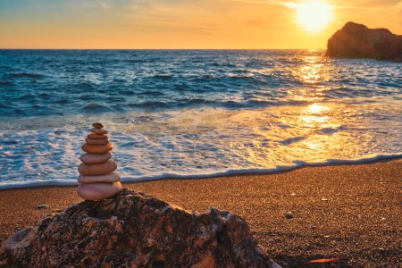 Téléchargez les photos : "Concept d'équilibre et d'harmonie - pile de pierre sur la plage" - en image libre de droit