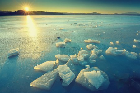 Téléchargez les photos : "Bord d'eau et de glace. Glace avec de l'eau brillante couverte de couleur
" - en image libre de droit