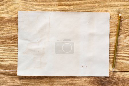 Téléchargez les photos : "Feuille de papier sur table en bois" - en image libre de droit