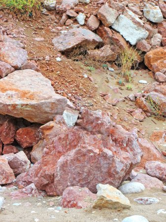 Foto de "Rocas, en la montaña. Grandes rocas fragmentos de granito. Rocas grandes de color marrón ruedan por la montaña. La falla de la cantera es un lugar donde extraen piedra para la construcción. Contexto" - Imagen libre de derechos