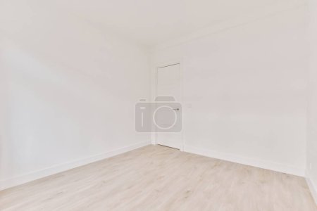 Foto de "Spacious empty bright room with a parquet floor" - Imagen libre de derechos