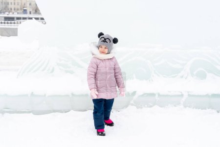 Téléchargez les photos : "mignonne petite fille caucasienne avec des sculptures de glace" - en image libre de droit