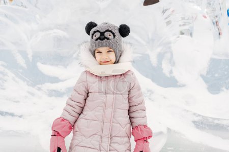 Téléchargez les photos : Mignonne petite fille caucasienne avec des sculptures de glace - en image libre de droit