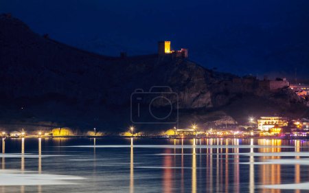 Foto de Vista sobre la fortaleza genovesa en Sudak, Crimea - Imagen libre de derechos