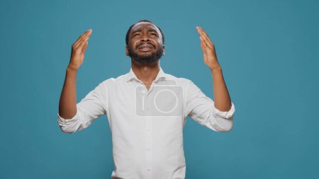 Téléchargez les photos : Afro-américain priant et suppliant pour recevoir la fortune - en image libre de droit