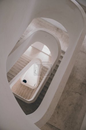 Téléchargez les photos : Moderne vue arrière-plan escalier blanc - en image libre de droit