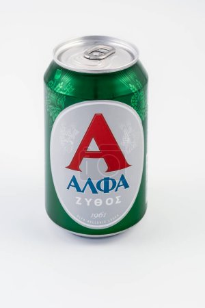 Foto de Cerveza griega Alpha con nombre helénico y logo en una lata de 330 ml sobre fondo blanco. - Imagen libre de derechos