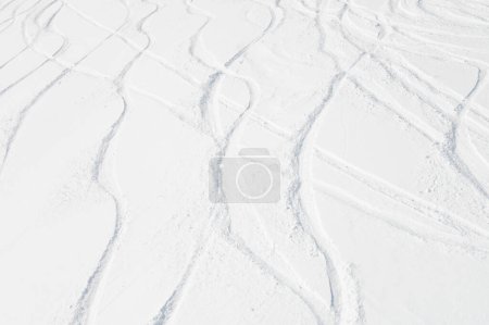 Téléchargez les photos : Curly ski trail on the snow in the mountains of Antarctica. Freeride off-piste skiing concept - en image libre de droit