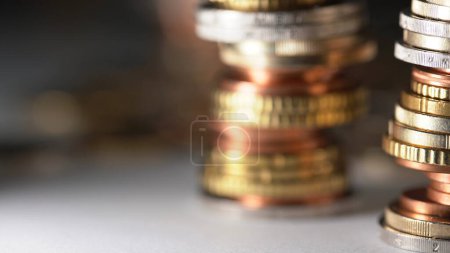 Foto de Montones de euros. Monedas en diferentes tamaños en foco y fuera de foco - Imagen libre de derechos